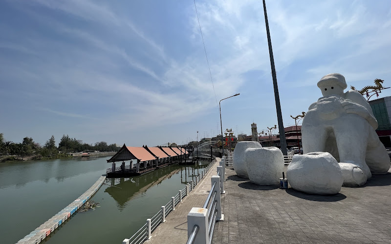 ประติมากรรมเด็กดิน ริมน้ำราชบุรี