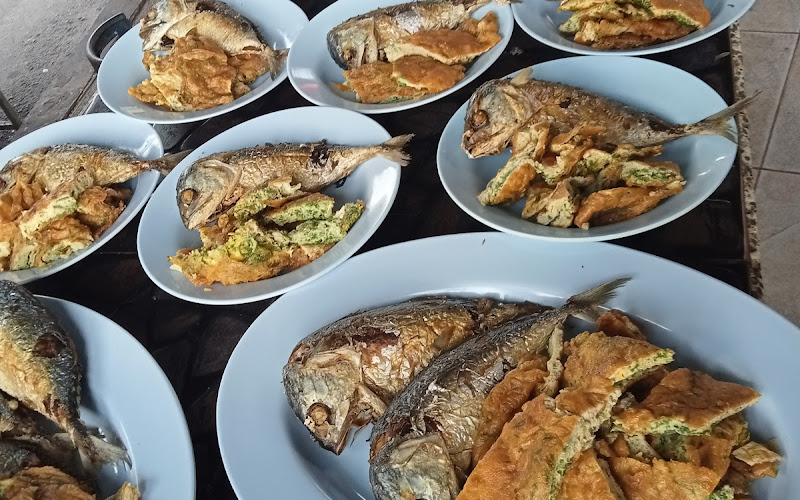 ร้านข้าวแกงริมบึง