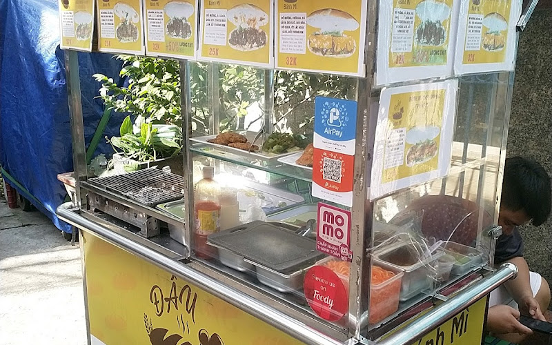 Đẩu- Bánh mì bò nướng (Grilled Ground Beef with Bread)