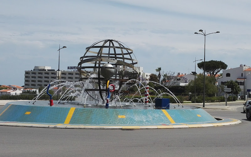 Globe roundabout