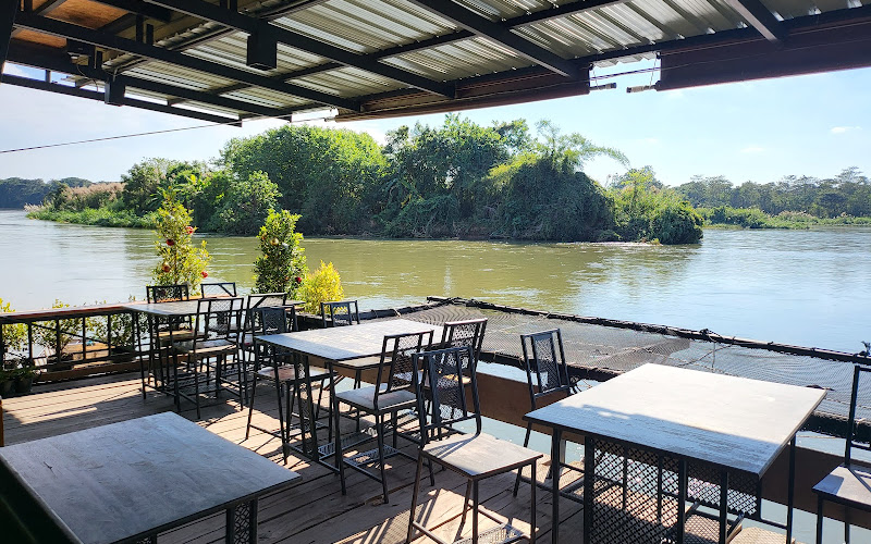 บ้านไม้ระเบียงน้ำ