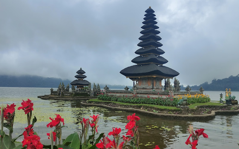 Oka Guide Francophone Bali