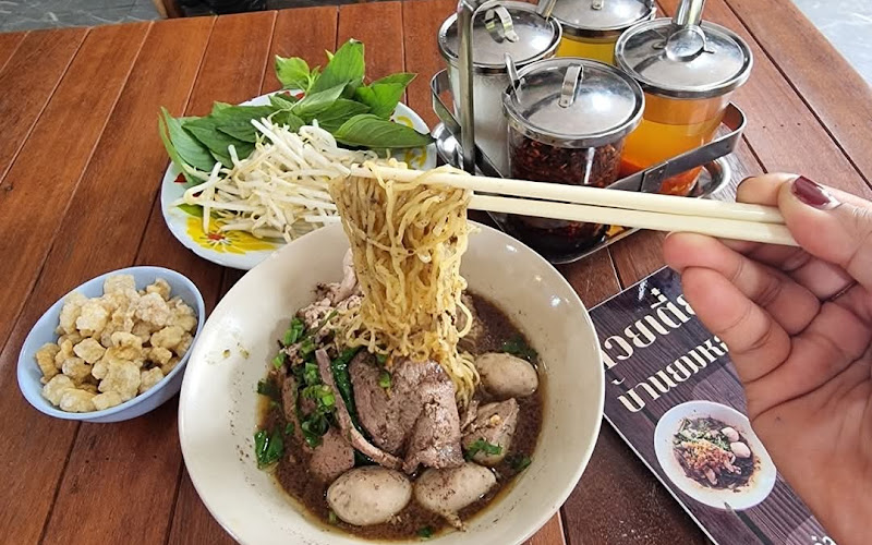 ก๋วยเตี๋ยวเรือบ้านยมหอม