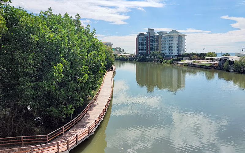 Mangrove Forest Learning Center, Phra Chedi Klang Nam