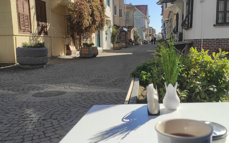 Girit Coffee & Flower lounge