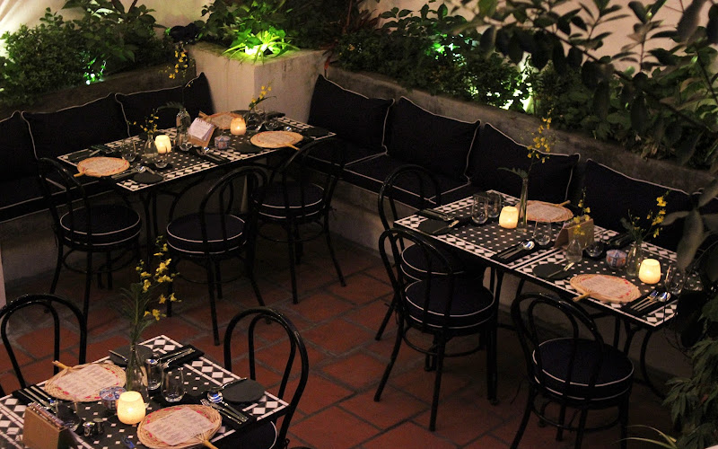 Noir. Dining in the Dark