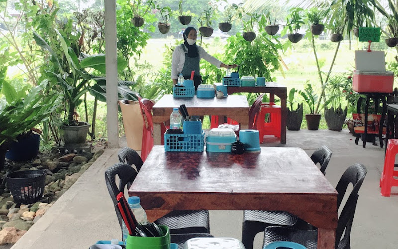 ร้านก๋วยเตี๋ยวเรือหลานโต๊ะเลาะแดง