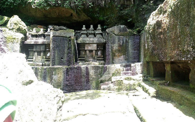 Tegal linggah Cliff Temple