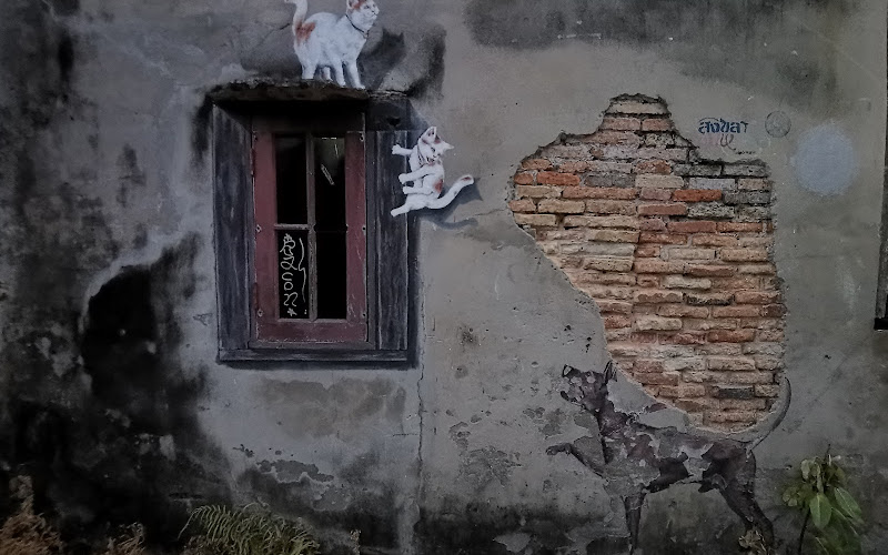Street Art : Dog, cat, mouse and bird