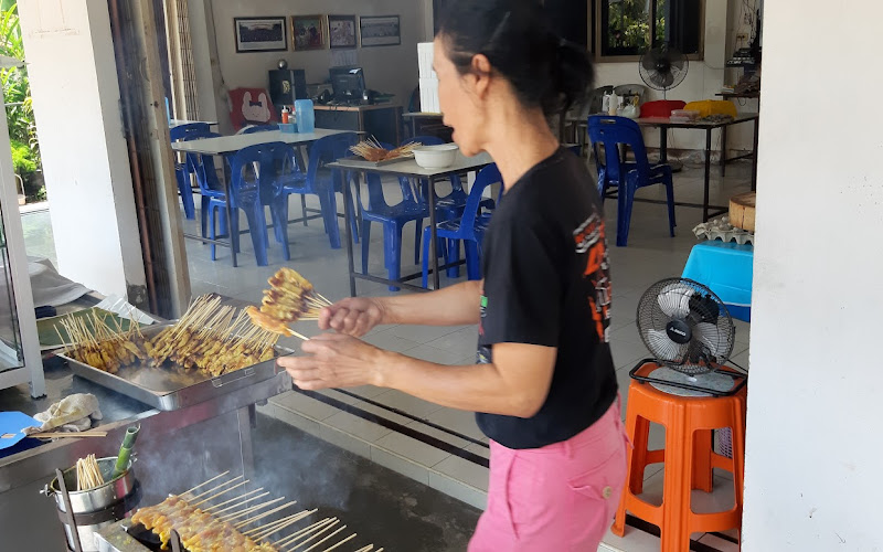 ผัดไทยกุ้งสด-หมูสะเต๊ะ พี่จาด ตำรับแม่เล็ก