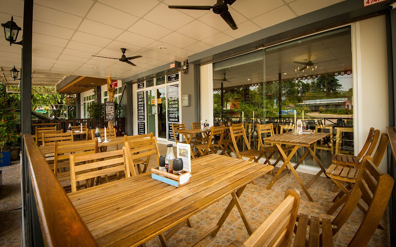 HOTDOG & COLDCAT | DELI, BAKERY, GROCERIES