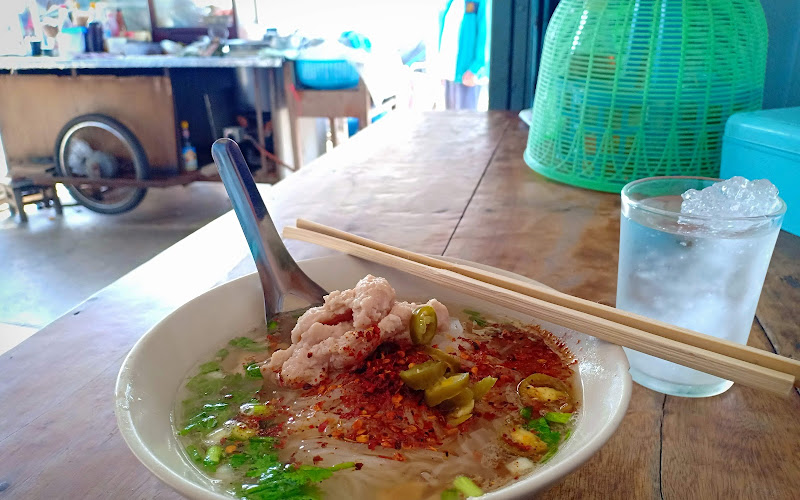 ร้านตัดผมหม่องและร้านก๋วยเตียว