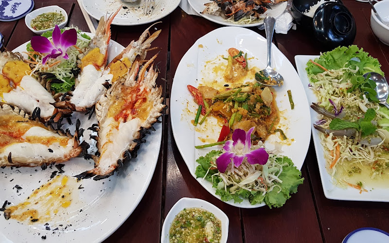 Chormuang Cafe & Restaurant ร้านอาหารช่อม่วงและคาเฟ่