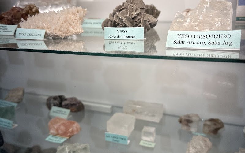 Pequeño Museo de Moneda y Mineralogía