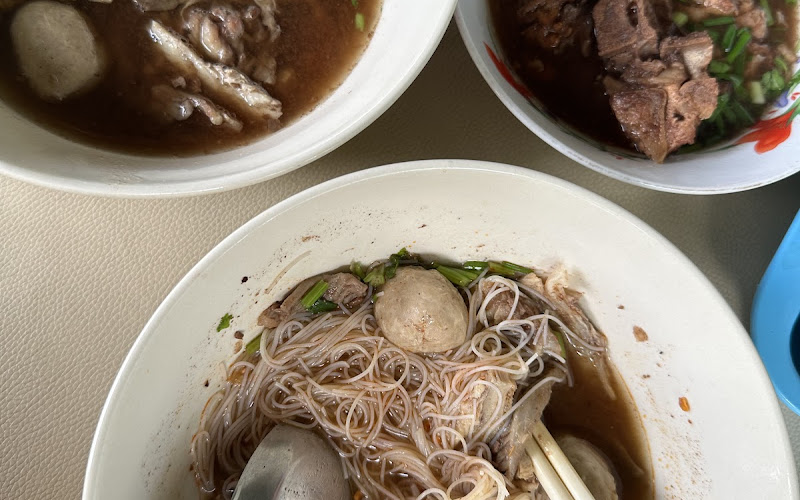 ร้านก๋วยเตี้ยวแม่บุญเหลือ