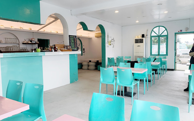 君浩美食坊(公休日見IG公告）各位坊友們，我們沒有固定休假，建議出發前一天以上時間訂位。大年初一到初六都是正常營業的喔！請先訂位，謝謝。