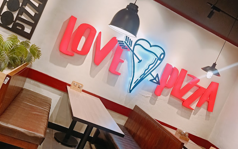 Rv pizza Hut and food court