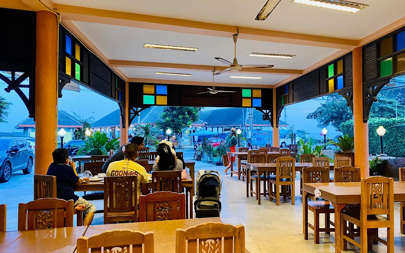 ร้านชวนนั่ง ริเวอร์ไซด์ ปากน้ำปราณ Chuannang riverside restaurant