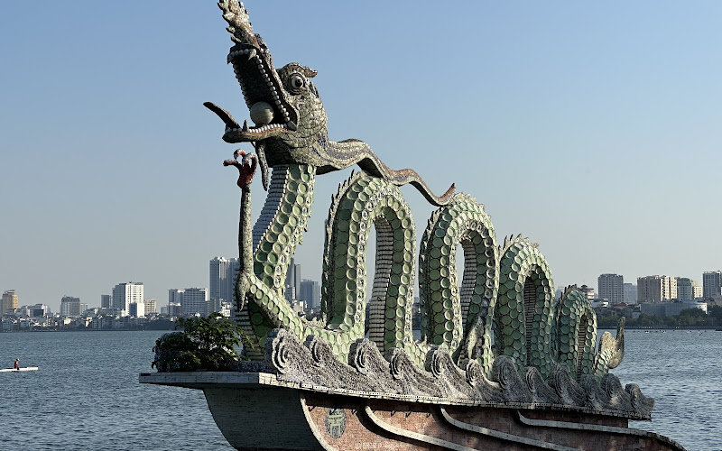 West Lake Double Dragons Statue