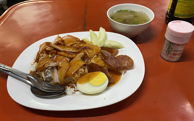 ชายสี่บะหมี่เกี๊ยวเจ้าเก่าเมืองฮอด