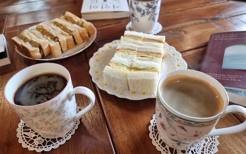 카페동경앤책방