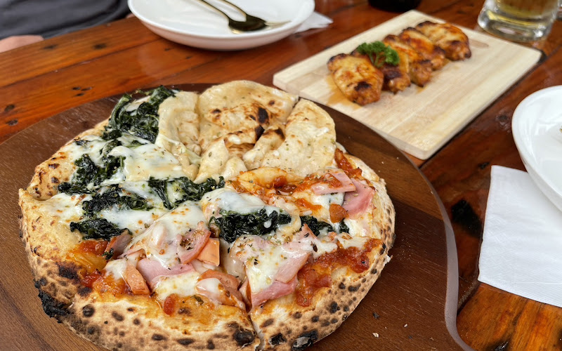Wood oven pizza(พิชซ่าเตาถ่าน)