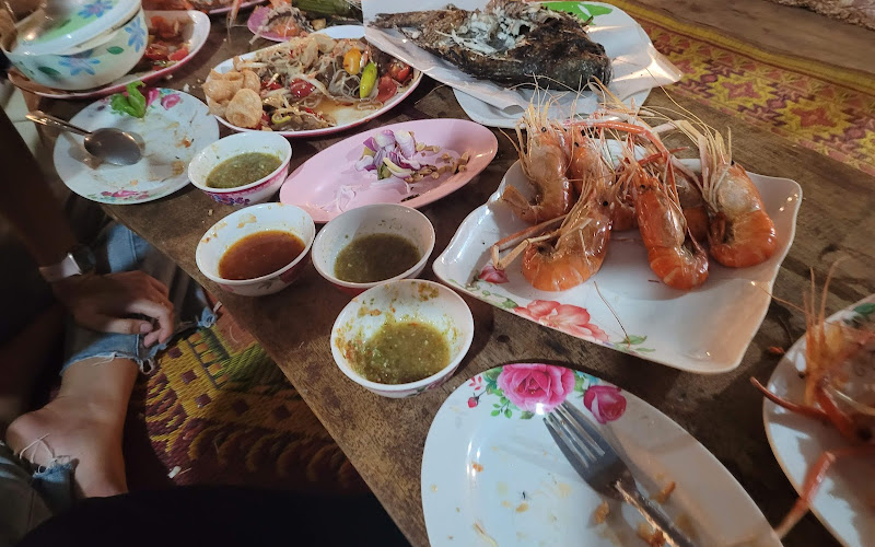 Chonlada Pla Pao Restaurant, Grilled Fish, Shrimp, Papaya Salad, on the Lake
