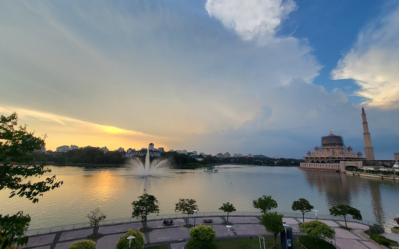 Putrajaya Lake
