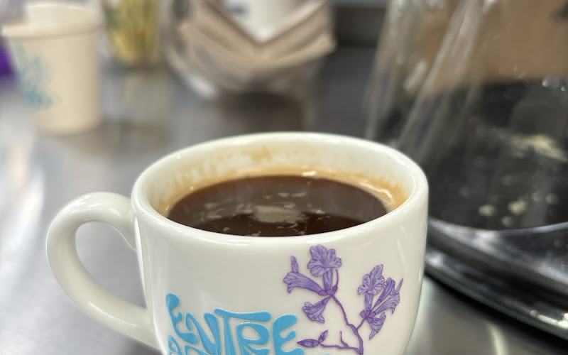 Café entre árboles