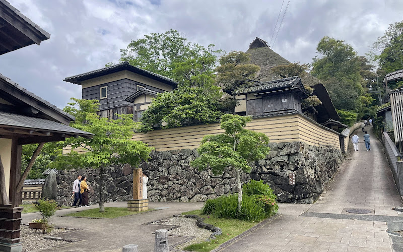 臥龍山莊
