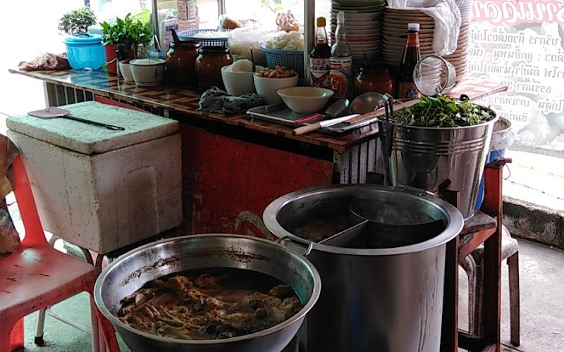 ร้านก๋วยเตี๋ยวเจ๊ลำดวน