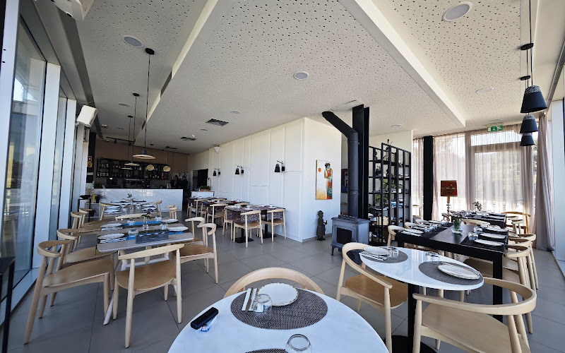 Moz'art kitchen and gallery