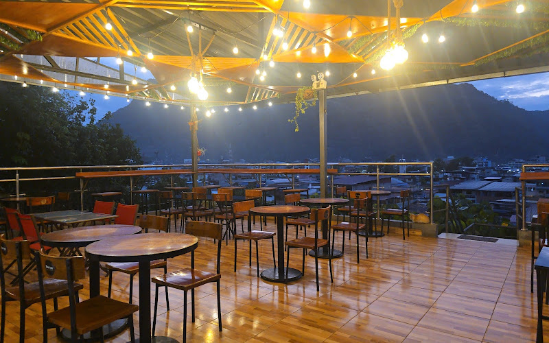 EL MIRADOR coctelería y cocina Peruana