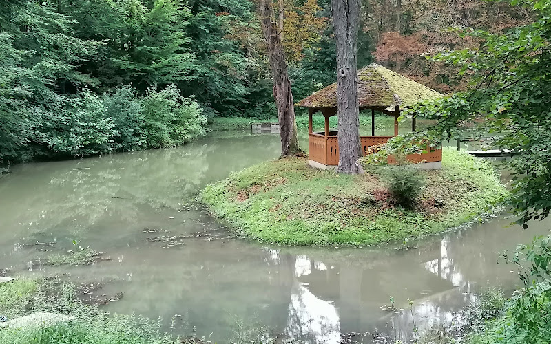 Altán na ostrůvku v rybníčku Obora