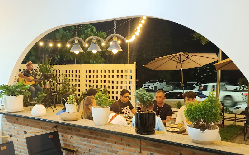 CHOMBOON Cafe and Restaurant