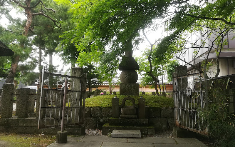 蒲生氏郷記念公園（興徳寺境内）