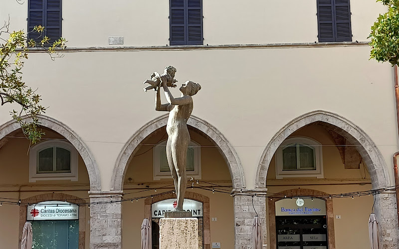 Statua della Maternità