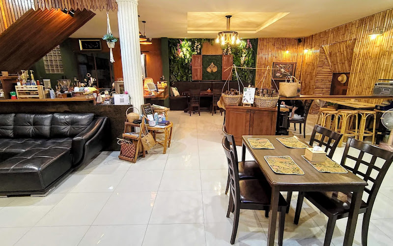 Cha-lom Cafe & Restaurant