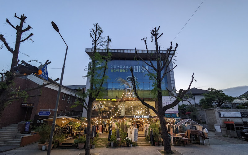 Samcheong-dong Mural Alley