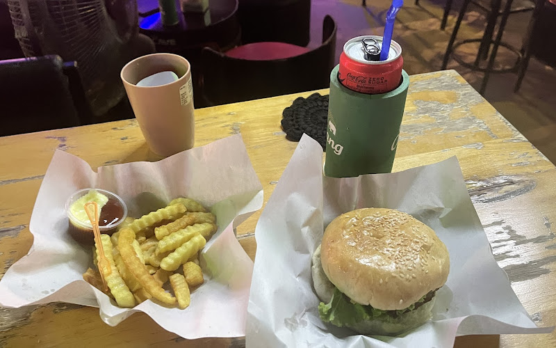 Mama Burger Tree Town