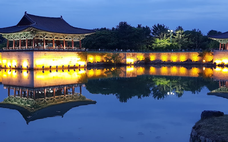 東宮と月池 (雁鴨池)