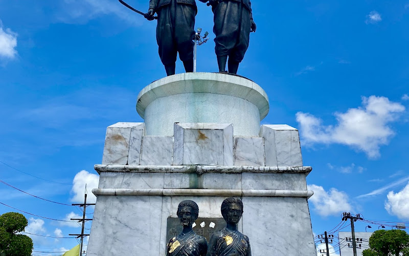 Thao Thep Krasattri and Thao Si Sunthon Monument