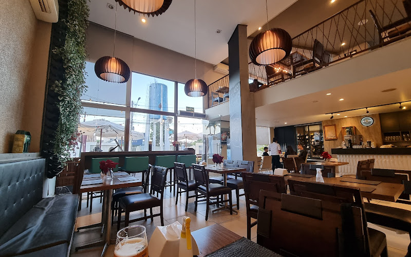 Meet Restaurant & Lounge