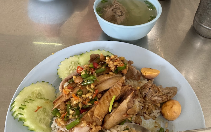 พี่ปอข้าวมันไก่ (P'Por Chicken Rice)