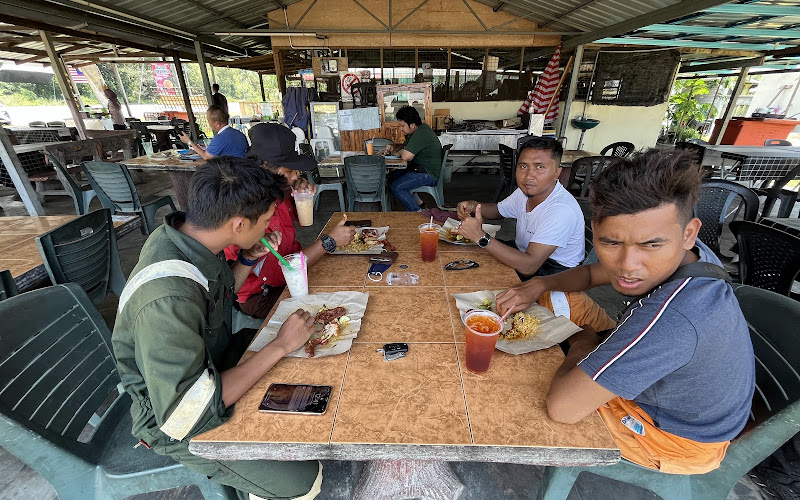 Nasi kukus ayam berempah warisan(sebelah caltex)