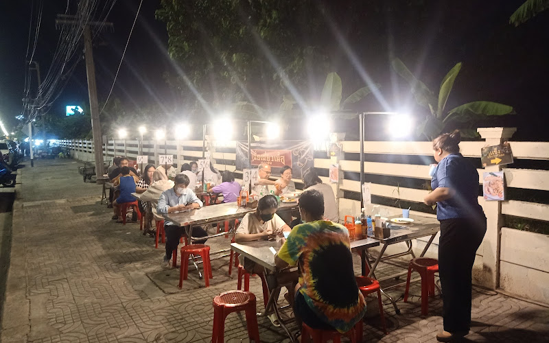 ร้านอร่อยริมรั้ว (ก๋วยเตี๋ยวลูกชิ้นหมู ผัดไท หอยทอด)