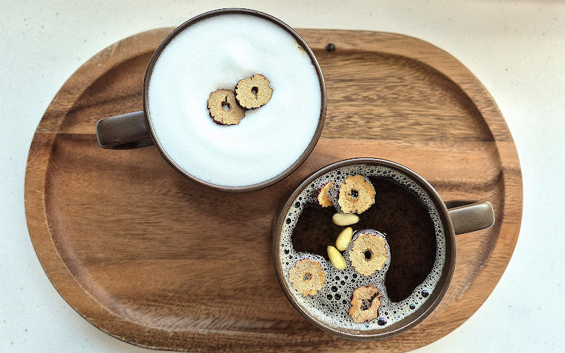 봄날 북 카페 & 북 스테이