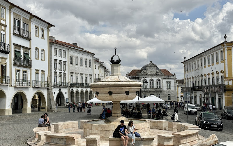 Giraldo Square Fountain
