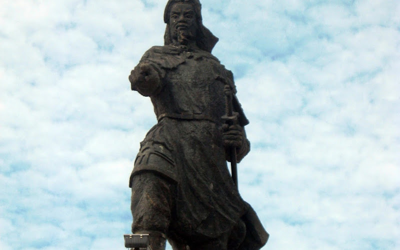 チャンフンダオ（陳興道）像