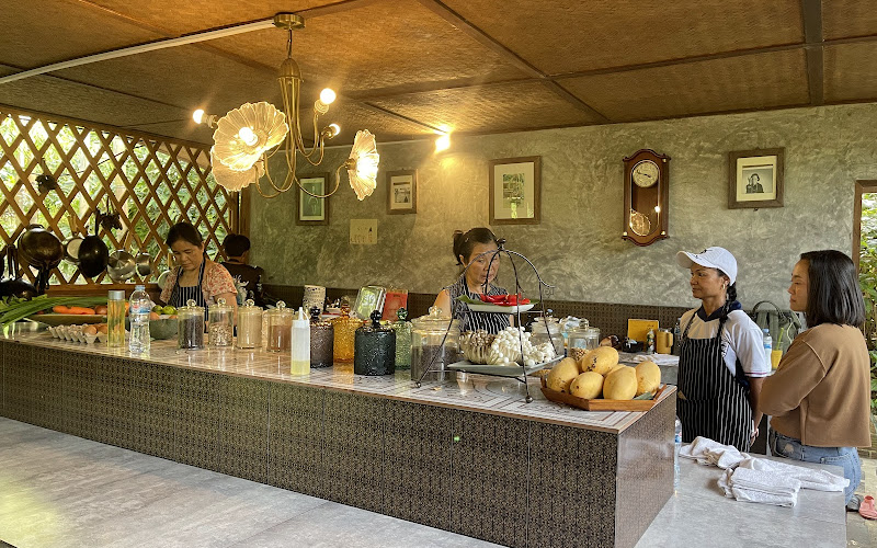 Mr. Dee Chilling Hill Bar